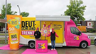 Mit buntem Showtruck und XXL-Verpackung lieferten die Abfallexperten wichtige Tipps zum Thema Recycling. Mit buntem Showtruck und XXL-Verpackung lieferten die Abfallexperten wichtige Tipps zum Thema Recycling.