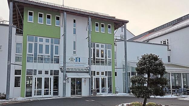 Auf unsichere Zeiten steuert das Mittelbayerische Rehazentrum in Bad Kötzting zu. Die Finanzierung ab 2027 ist bislang ungeklärt. Auf unsichere Zeiten steuert das Mittelbayerische Rehazentrum in Bad Kötzting zu. Die Finanzierung ab 2027 ist bislang ungeklärt.