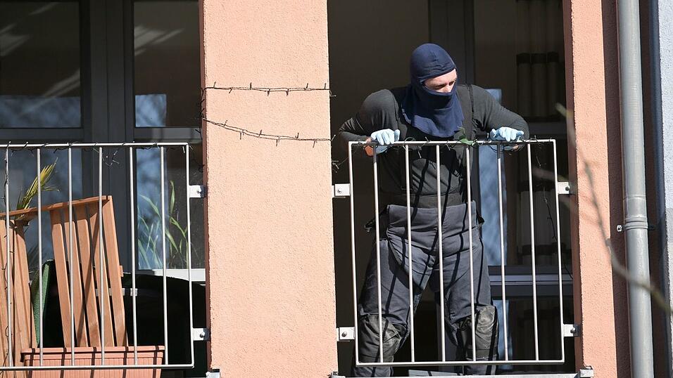 Bei einer Wohnungsdurchsuchung in Potsdam fanden Einsatzkräfte einen sprengstoffähnlichen Gegenstand.