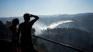 Bei einem Waldbrand westlich von Madrid waren Löschflugzeuge und -hubschrauber wie hier bei einem Feuer Ende Juli im Norden Spaniens im Einsatz. (Archivbild)