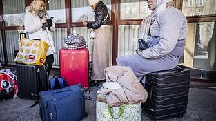 Frauen aus der Ukraine warten am Bahnhof von Przemysl in Polen auf ihren Weitertransport.