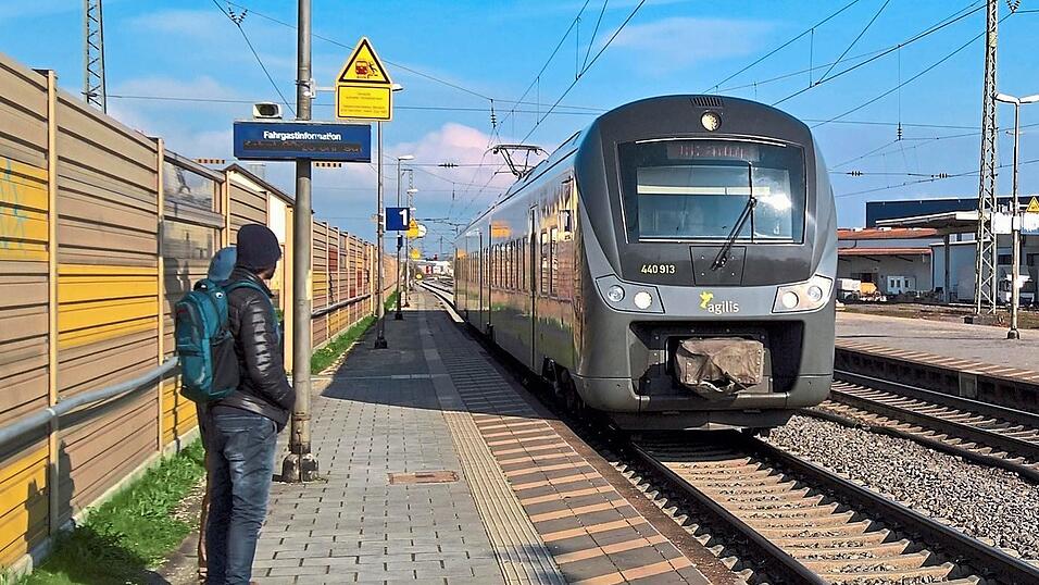 Laut einer Studie haben 86,5 Prozent der im Landkreis Straubing-Bogen lebenden Menschen einen schlechten Zugang zum ÖPNV. Laut einer Studie haben 86,5 Prozent der im Landkreis Straubing-Bogen lebenden Menschen einen schlechten Zugang zum ÖPNV.