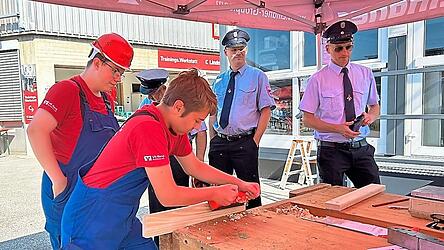 Im Team durften die jungen Feuerwehrleute um die Wette hobeln. Wer am Ende die meisten Späne produziert hat, entschied diesen Wettkampf für sich.