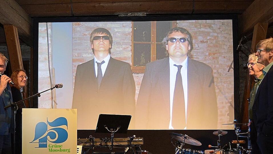 Mit „Dalli Klick“ wurde auf die „Men in Black“ Dr. Michael Stanglmaier und Anton Wollschläger bei der 25-Jahr-Feier der Grünen Moosburg geschaut. Mit „Dalli Klick“ wurde auf die „Men in Black“ Dr. Michael Stanglmaier und Anton Wollschläger bei der 25-Jahr-Feier der Grünen Moosburg geschaut.