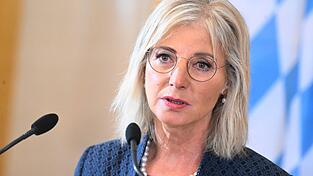 Sozialministerin Ulrike Scharf (CSU) spricht sich gegen ein Social-Media-Verbot f&uuml;r Kinder und Jugendliche aus. (Archivbild)