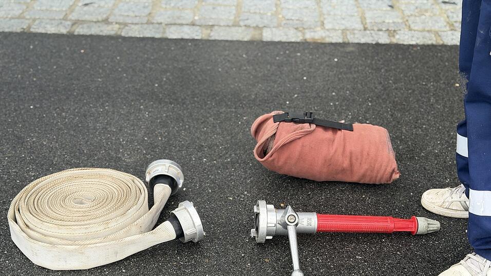 F&uuml;r ihre Einzel-Aufgabe bei den Entscheiden brauchen Marie und Lotte einen C-Schlauch, eine Feuerwehrleine und ein Strahlrohr.