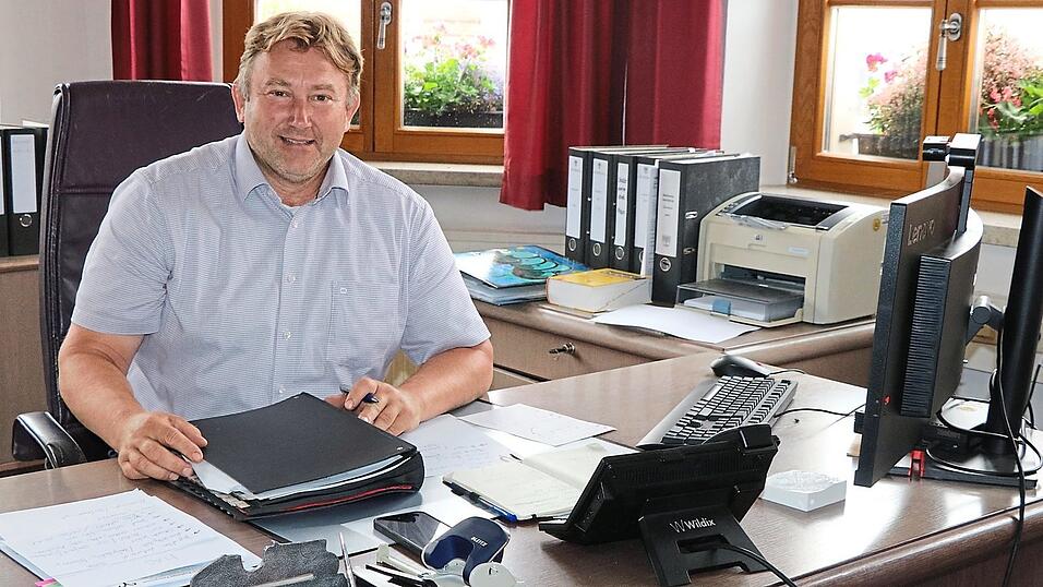 „Es macht Spaß“ - seit Mai ist Wolfgang Kürzinger Bürgermeister und hat den Wechsel von der Agentur für Arbeit Cham ins Waldmünchner Rathaus keine Minute bereut. „Es macht Spaß“ - seit Mai ist Wolfgang Kürzinger Bürgermeister und hat den Wechsel von der Agentur für Arbeit Cham ins Waldmünchner Rathaus keine Minute bereut.