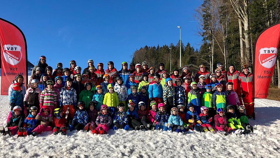 Mitglieder aus dem gesamten Landkreis beteiligen sich an diesem Skikurs-Event. Mitglieder aus dem gesamten Landkreis beteiligen sich an diesem Skikurs-Event.
