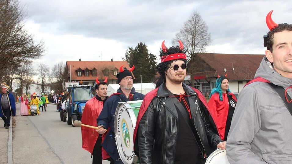 Viele Faschings-Fans haben sich am Samstag den Umzug in Langenbach angesehen. Viele Faschings-Fans haben sich am Samstag den Umzug in Langenbach angesehen.