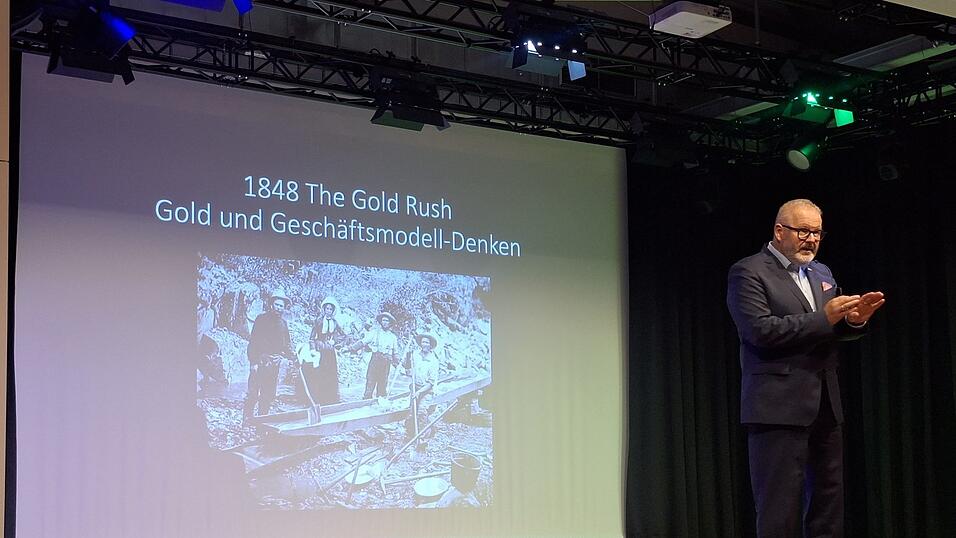 Prof. Peter Schmieder ging bis auf den „Gold Rush“ zurück - und Marken wie Levis. Prof. Peter Schmieder ging bis auf den „Gold Rush“ zurück - und Marken wie Levis.