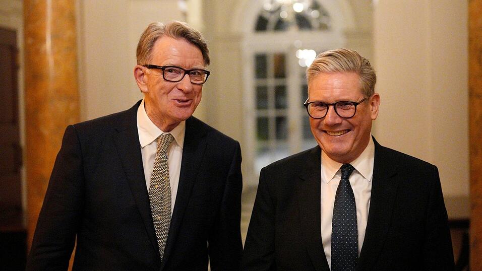 Die Affäre um Peter Mandelson (links) führte beinahe zum Sturz des britischen Premierministers Keir Starmer (rechts). (Archivfoto) Die Affäre um Peter Mandelson (links) führte beinahe zum Sturz des britischen Premierministers Keir Starmer (rechts). (Archivfoto)