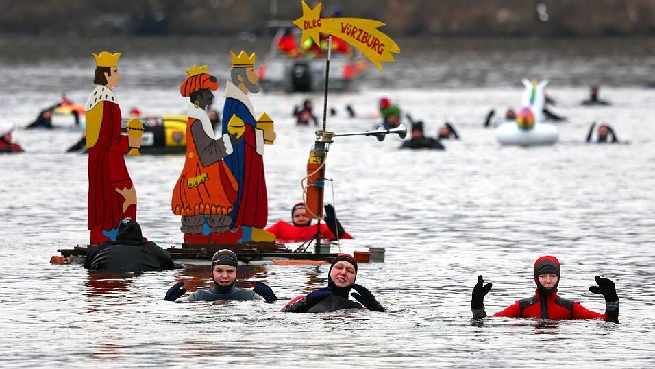 Teilnehmer des 40. Drei-K&ouml;nig-Schwimmens treiben im Wasser des Mains.