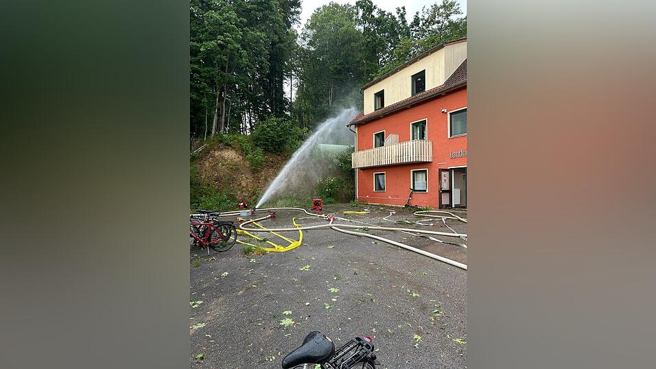 In Steinburg ist ein Baum auf einen Gastank gefallen und hat ein Leck geschlagen. Die Feuerwehren unterbanden durch dauerhafte Bew&auml;sserung eine Ausbreitung des Fl&uuml;ssiggases.