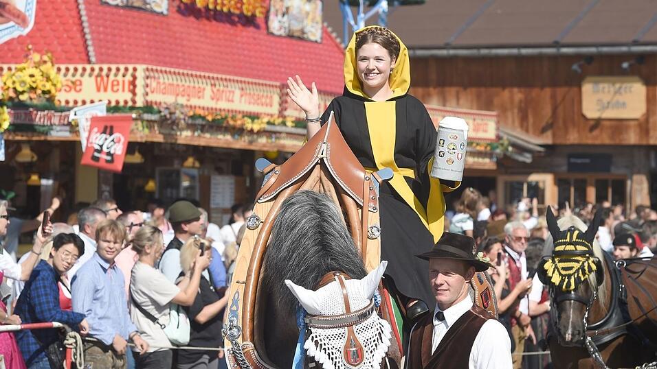 Das Münchner Kindl - erstmals verkörpert von Ellis Kaut - reitet beim Einzug der Wiesnwirte auf einem Pferd. (Archivfoto). Das Münchner Kindl - erstmals verkörpert von Ellis Kaut - reitet beim Einzug der Wiesnwirte auf einem Pferd. (Archivfoto).
