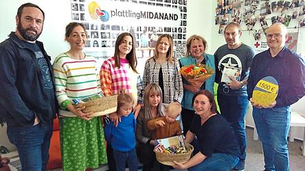 Es war ein emotionaler Augenblick als die beiden geflüchteten Familien aus der Ukraine die Spenden der Osteraktion der BRK-Altenpflegeschule in Empfang nahmen (stehend, v. l.): Peter Gregor, Michaela Grimm-Birnberger, Oxana M. mit Tochter Mariia, Viktoria D., Birgit und Martin Krammer, Wilfried Lechel sowie (vorne, v. r.) Karin Anheißer und Viktoria Schüßler mit Sohn Volker.