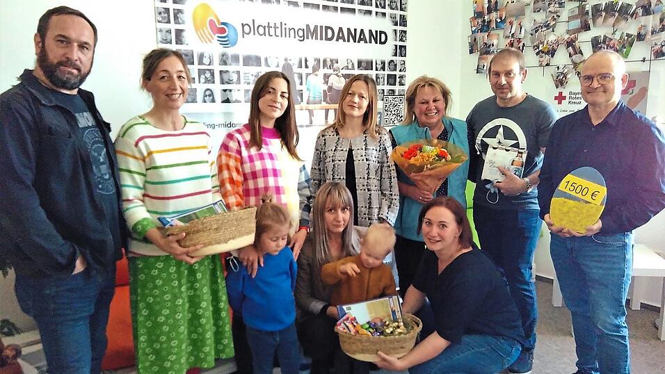 Es war ein emotionaler Augenblick als die beiden geflüchteten Familien aus der Ukraine die Spenden der Osteraktion der BRK-Altenpflegeschule in Empfang nahmen (stehend, v. l.): Peter Gregor, Michaela Grimm-Birnberger, Oxana M. mit Tochter Mariia, Viktoria D., Birgit und Martin Krammer, Wilfried Lechel sowie (vorne, v. r.) Karin Anheißer und Viktoria Schüßler mit Sohn Volker. Es war ein emotionaler Augenblick als die beiden geflüchteten Familien aus der Ukraine die Spenden der Osteraktion der BRK-Altenpflegeschule in Empfang nahmen (stehend, v. l.): Peter Gregor, Michaela Grimm-Birnberger, Oxana M. mit Tochter Mariia, Viktoria D., Birgit und Martin Krammer, Wilfried Lechel sowie (vorne, v. r.) Karin Anheißer und Viktoria Schüßler mit Sohn Volker.