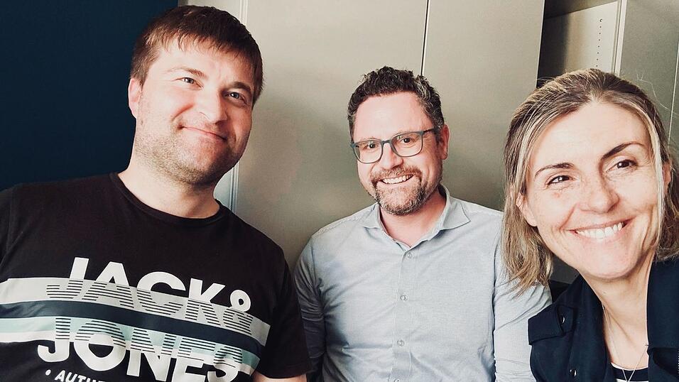 Host Dominik Altmann, Landtagsabgeordneter Dr. Gerhard Hopp und Autorin Diana Binder sprechen über ihre Schulzeit.