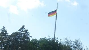 Weithin sichtbar ist die Deutschlandfahne auf dem ehemaligen Sendemasten bei H&ouml;henried.