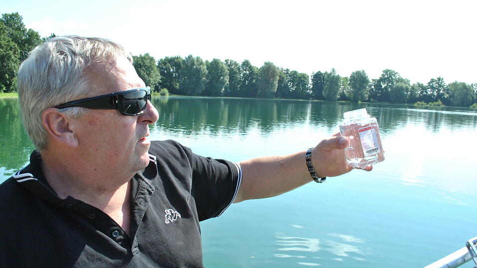 Der erste Eindruck ist mitentscheidend. Mit routiniertem Blick kontrolliert Martin Hofmair die Optik der Wasserprobe. Der erste Eindruck ist mitentscheidend. Mit routiniertem Blick kontrolliert Martin Hofmair die Optik der Wasserprobe.