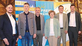 100 Prozent für Alexandra Riedl als Bürgermeisterkandidatin der Freien Wähler. Dazu gratulieren (von links) Ortsvorsitzender Max Bauer, die Listenführer Edwin Bauer und Reinhold Schoierer sowie Landtagsabgeordneter Julian Preidl und der designierte FW-Landratskandidat Christian Schindler.