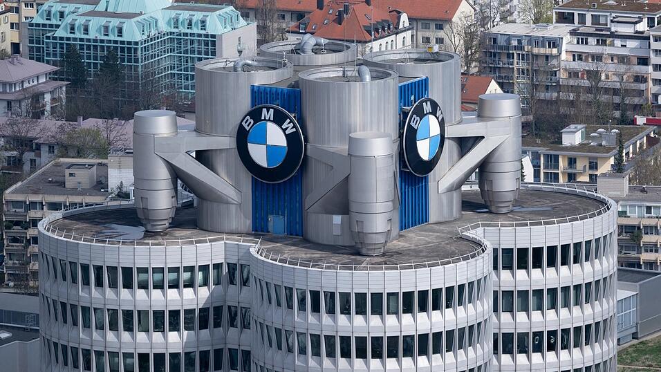 Der BMW-Konzern spürt deutliche Auswirkungen der Branchenkrise. Im dritten Quartal 2024 sind die weltweiten Verkaufszahlen um 13 Prozent gesunken, insbesondere in China. Der BMW-Konzern spürt deutliche Auswirkungen der Branchenkrise. Im dritten Quartal 2024 sind die weltweiten Verkaufszahlen um 13 Prozent gesunken, insbesondere in China.