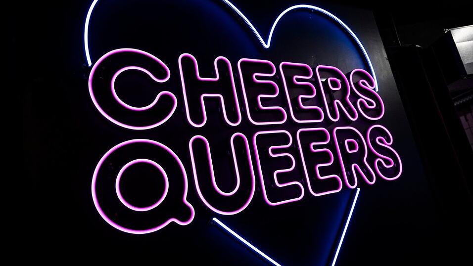 Im Club «SchwuZ» in Berlin-Neukölln steht in leuchtenden Buchstaben «Cheers Queers». (Archivbild) Im Club «SchwuZ» in Berlin-Neukölln steht in leuchtenden Buchstaben «Cheers Queers». (Archivbild)
