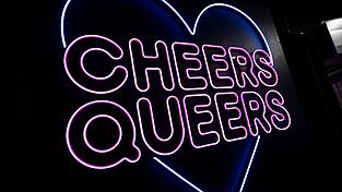 Im Club «SchwuZ» in Berlin-Neukölln steht in leuchtenden Buchstaben «Cheers Queers». (Archivbild)