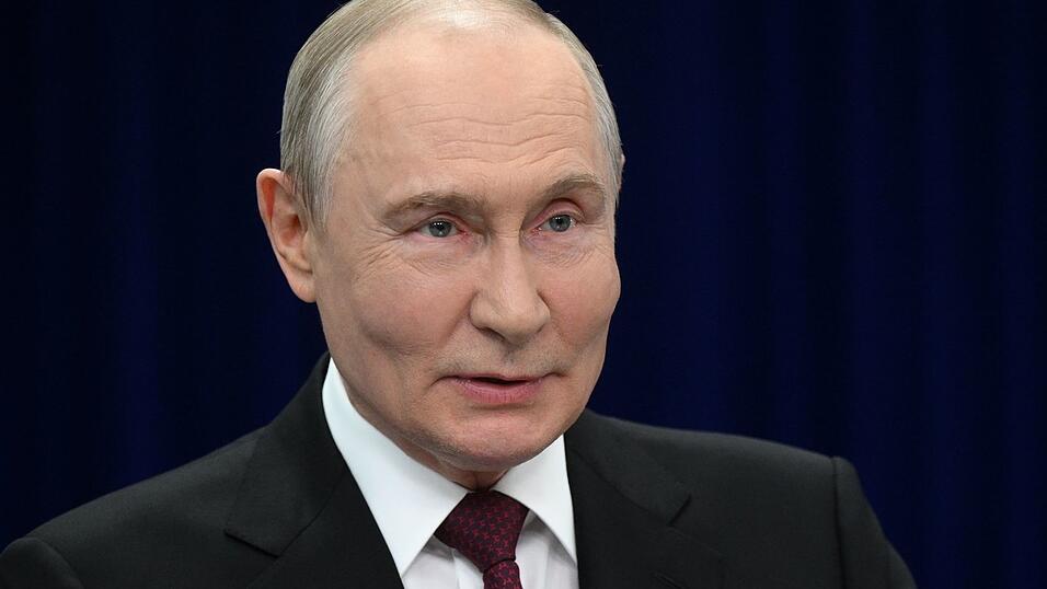 Der russische Präsident Wladimir Putin wirft der Bundesregierung vor, mit der Schuldzuweisung an Moskau einen «schweren Fehler» zu machen. Der russische Präsident Wladimir Putin wirft der Bundesregierung vor, mit der Schuldzuweisung an Moskau einen «schweren Fehler» zu machen.