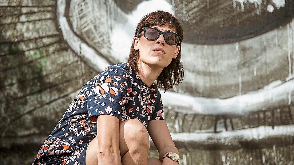 Die Kabarettistin und Autorin Eva Karl Faltermeier beleuchtet in ihrem Podcast 'EsLafft' die Subkultur der Region - und bekommt dafür nun den Kulturpreis des Bezirks. Die Kabarettistin und Autorin Eva Karl Faltermeier beleuchtet in ihrem Podcast 'EsLafft' die Subkultur der Region - und bekommt dafür nun den Kulturpreis des Bezirks.