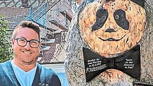 Ein von vielen Bücherwürmern geschätztes Team: Christian Marquardt und sein Bücher-Panda. Ein von vielen Bücherwürmern geschätztes Team: Christian Marquardt und sein Bücher-Panda.