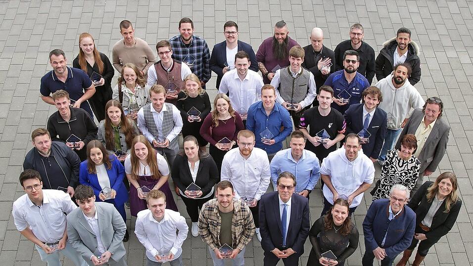 Die Einser-Azubis aus dem Raum Landshut mit IHK-Vizepr&auml;sident Hans Graf (vorne, F&uuml;nfter von links). Daniela Triebswetter (Dritter von links, zweite Reihe) absolvierte ihre Ausbildung zur Kauffrau f&uuml;r B&uuml;romanagement. Als G&auml;ste dabei waren der stellvertretende Landrat Fritz Wittmann, Stadtr&auml;tin Sonja Axthaler, Tanja Zeis (Leiterin Berufsschule II) und Reinhold Ostermaier (Leiter Berufsschule I, rechts, von vorne nach hinten).