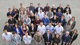 Die Einser-Azubis aus dem Raum Landshut mit IHK-Vizepr&auml;sident Hans Graf (vorne, F&uuml;nfter von links). Daniela Triebswetter (Dritter von links, zweite Reihe) absolvierte ihre Ausbildung zur Kauffrau f&uuml;r B&uuml;romanagement. Als G&auml;ste dabei waren der stellvertretende Landrat Fritz Wittmann, Stadtr&auml;tin Sonja Axthaler, Tanja Zeis (Leiterin Berufsschule II) und Reinhold Ostermaier (Leiter Berufsschule I, rechts, von vorne nach hinten).