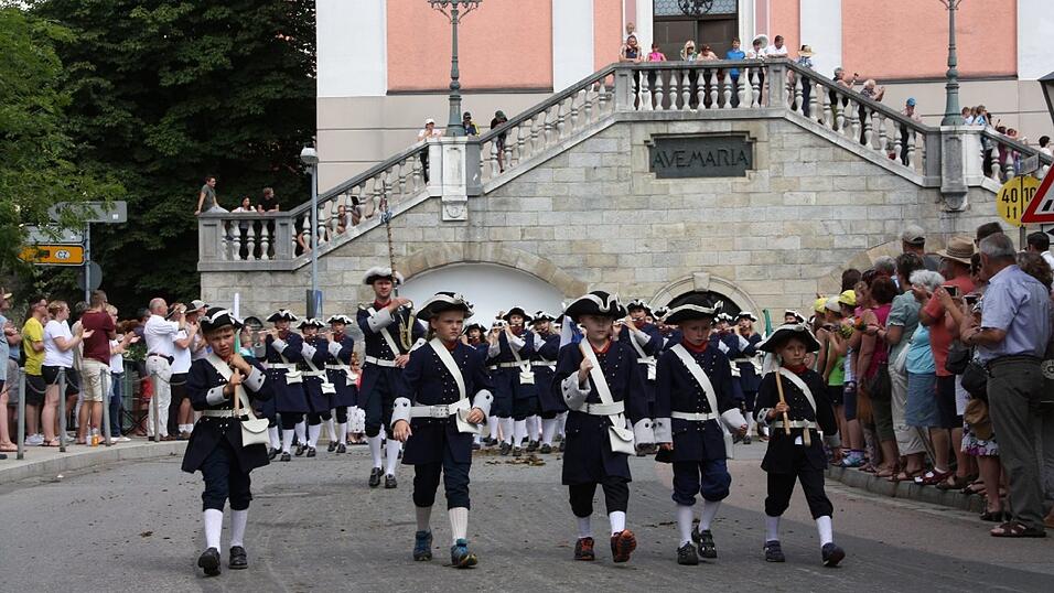 Die schönsten Augenblicke des historischen Drachenstich-Festzuges 2016. Die schönsten Augenblicke des historischen Drachenstich-Festzuges 2016.