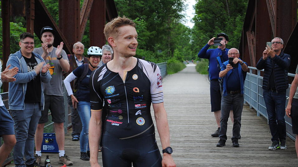 Gezeichnet von einem langen Tag, aber zurecht zufrieden: Triathlet Anton Huber am Ziel auf der Bockerlbrücke. Glückwünsche gab es auch von Landrat und Bürgermeister. Gezeichnet von einem langen Tag, aber zurecht zufrieden: Triathlet Anton Huber am Ziel auf der Bockerlbrücke. Glückwünsche gab es auch von Landrat und Bürgermeister.