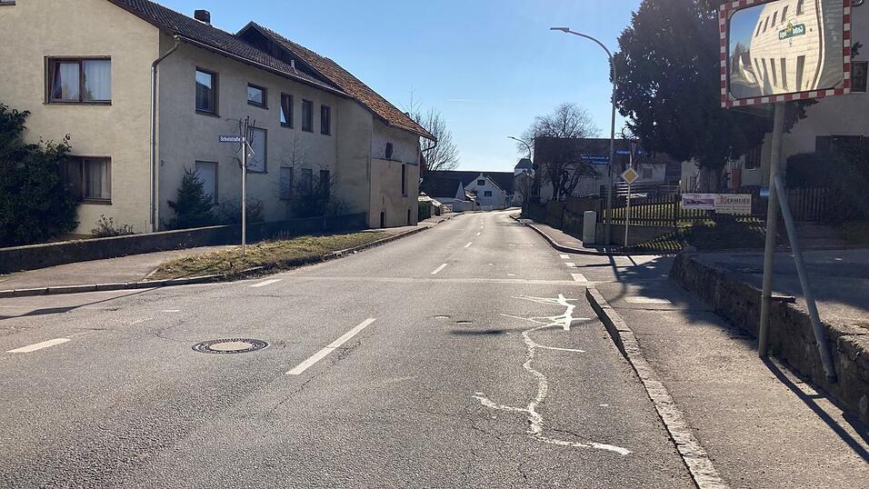 Zwischen Postau und Hinzlbach gibt die St 2141 kein gutes Bild ab. Bis Juni 2022 saniert das Staatliche Bauamt Landshut gemeinsam mit der Gemeinde Postau Fahrbahn und Gehwege in der Ortsdurchfahrt Postau.