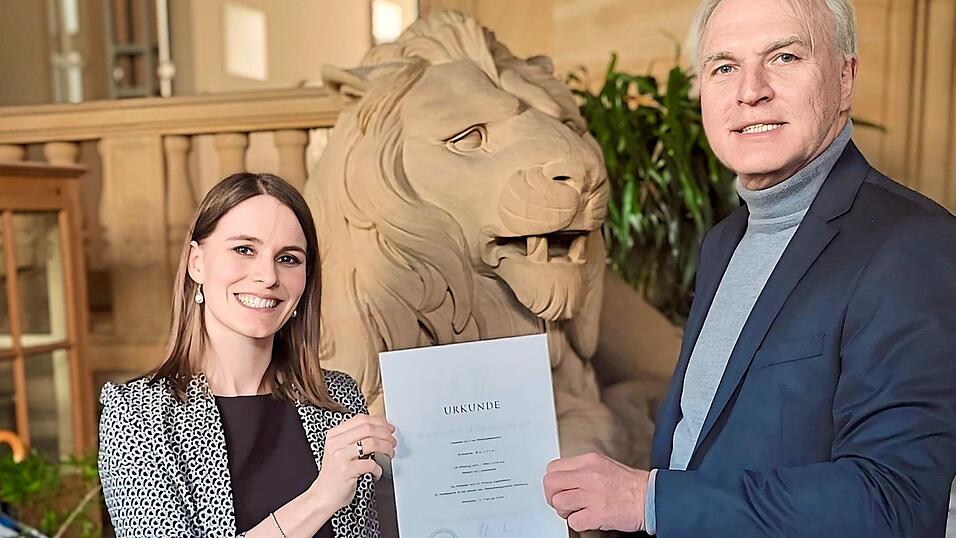 Der Pr&auml;sident des Landgerichts Regensburg, Dr. jur. Clemens Prokop, &uuml;berreicht Katharina Marchner nach dem Ablegen des Eides am Montag die Ernennungsurkunde zur Notarin auf Lebenszeit.