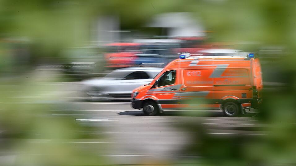 Rettungskräfte brachten den schwer verletzten Fahrer des Traktors in ein Krankenhaus. (Symbolbild) Rettungskräfte brachten den schwer verletzten Fahrer des Traktors in ein Krankenhaus. (Symbolbild)