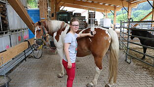 Carola Wagner freut sich aufs Reiten, auch das Putzen und Satteln des Pferdes macht ihr Spaß. Carola Wagner freut sich aufs Reiten, auch das Putzen und Satteln des Pferdes macht ihr Spaß.