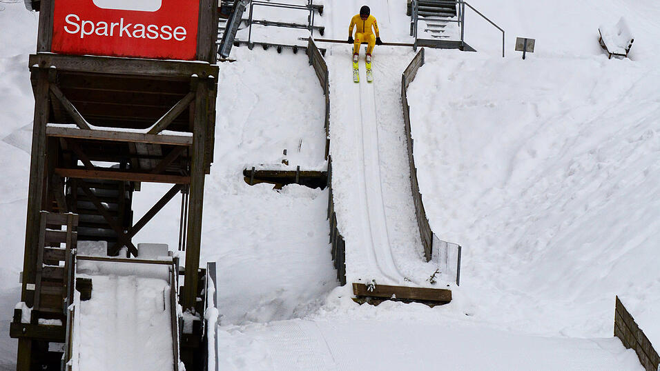 Vorbereitung: Florian rutscht mit den langen Ski in die Spur.