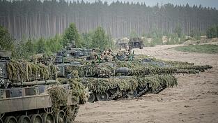Panzer Leopard 2, die mit Getrieben des Rüstungsunternehmen Renk ausgestattet sind, bei einer Nato-Übung. Renk baut nun die Produktion um, damit künftig mehr Panzergetriebe gebaut werden können. (Archivfoto)