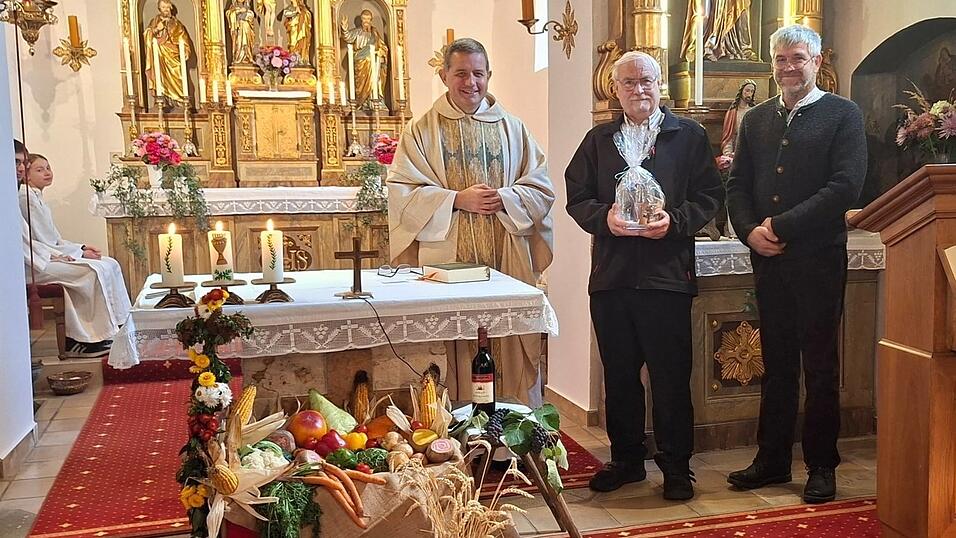 Peter Fleischmann (Mitte) wurde von Pfarrvikar Anton Kopp und Andreas Vogl (Kirchenverwaltung) für seinen 25-jährigen Dienst als Kirchenpfleger geehrt. Peter Fleischmann (Mitte) wurde von Pfarrvikar Anton Kopp und Andreas Vogl (Kirchenverwaltung) für seinen 25-jährigen Dienst als Kirchenpfleger geehrt.