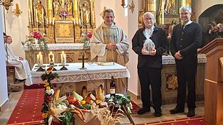 Peter Fleischmann (Mitte) wurde von Pfarrvikar Anton Kopp und Andreas Vogl (Kirchenverwaltung) für seinen 25-jährigen Dienst als Kirchenpfleger geehrt.