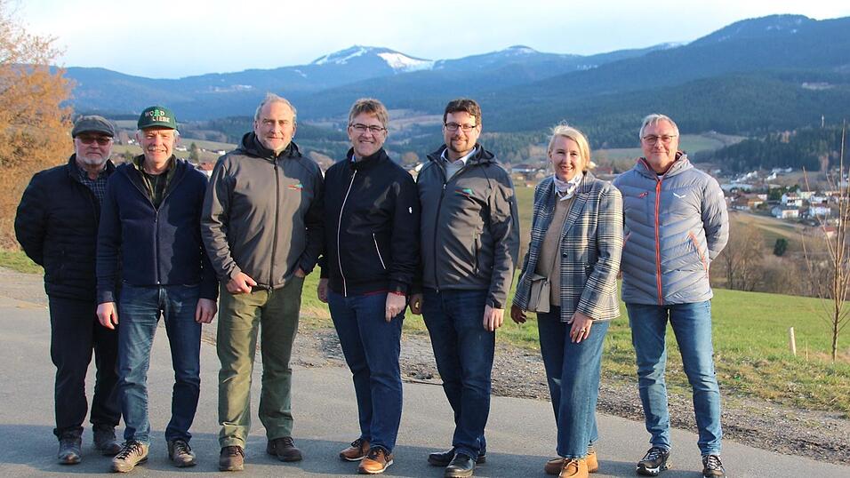 Arrachs CSU-Ortsvorsitzender Hermann Zapf, die CSU-B&uuml;rgermeister aus dem Lamer Winkel, Paul Ro&szlig;berger und Franz M&uuml;ller, Stadt- und Kreisr&auml;tin Carola H&ouml;cherl-Neubauer und der Zandter CSU-Gemeinderat Peter Filimon trafen sich mit Landratskandidat Michael Multerer (Mitte) am Ortsrand der Marktgemeinde. WBV-Vorsitzender Wolfgang Koller (2.v.l.) berichtete &uuml;ber die gro&szlig;e Bedeutung nachhaltiger Forstwirtschaft im Lamer Winkel.