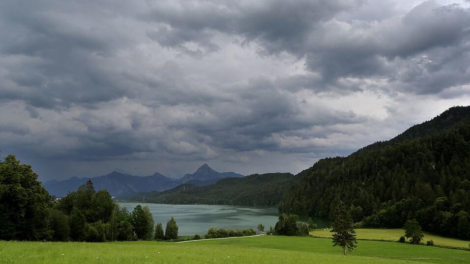 Am Wei&szlig;ensee ist ein Wanderer im steilen Felsgel&auml;nde verungl&uuml;ckt. (Symbolbild)
