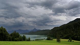 Am Wei&szlig;ensee ist ein Wanderer im steilen Felsgel&auml;nde verungl&uuml;ckt. (Symbolbild)