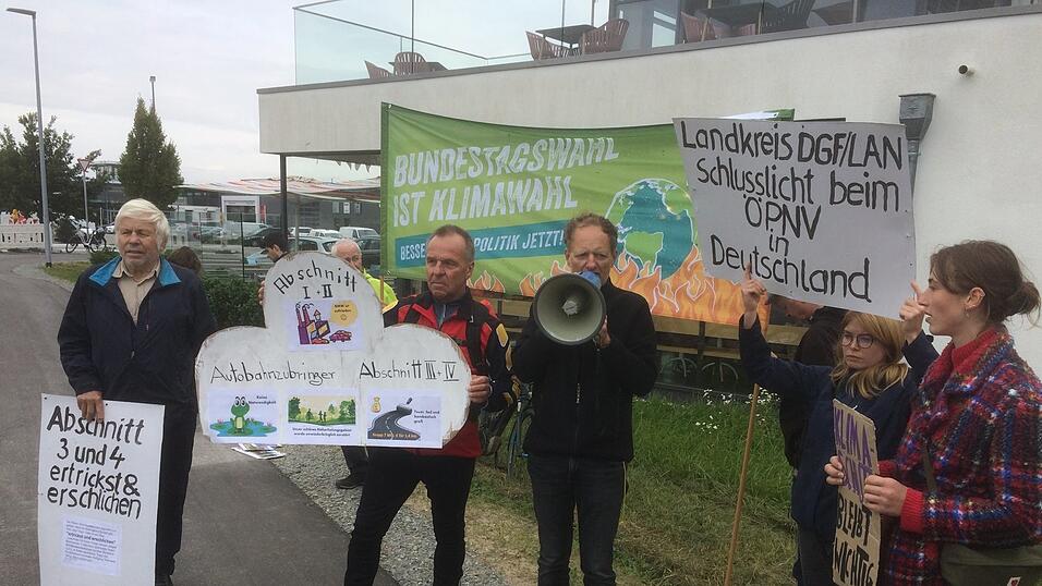 Teilweise gingen die offiziellen Redner direkt auf die Aussagen auf den Demonstrationsplakaten ein. Teilweise gingen die offiziellen Redner direkt auf die Aussagen auf den Demonstrationsplakaten ein.
