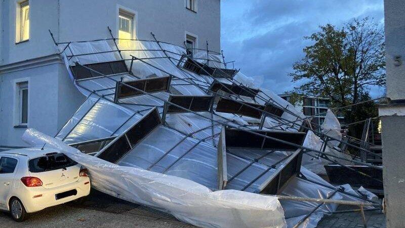 Starker Wind ließ ein Baugerüst in Würzburg laut Feuerwehr kippen, verletzt wurde demnach niemand. Starker Wind ließ ein Baugerüst in Würzburg laut Feuerwehr kippen, verletzt wurde demnach niemand.