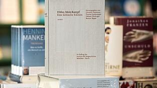 Mehrere Ausgaben von 'Hitler, Mein Kampf - Eine kritische Edition', der kommentierten Fassung der Hetzschrift 'Mein Kampf' des späteren nationalsozialistischen Diktators Adolf Hitler, liegen am 08.01.2016 in der Buchhandlung Lehmkuhl in München (Bayern) auf einem Tisch. Die kommentierte Fassung von 'Mein Kampf' wird an diesem Tag beim Institut für Zeitgeschichte in München vorgestellt. Hitler hatte die Hetzschrift 1924 verfasst. Mehrere Ausgaben von 'Hitler, Mein Kampf - Eine kritische Edition', der kommentierten Fassung der Hetzschrift 'Mein Kampf' des späteren nationalsozialistischen Diktators Adolf Hitler, liegen am 08.01.2016 in der Buchhandlung Lehmkuhl in München (Bayern) auf einem Tisch. Die kommentierte Fassung von 'Mein Kampf' wird an diesem Tag beim Institut für Zeitgeschichte in München vorgestellt. Hitler hatte die Hetzschrift 1924 verfasst.