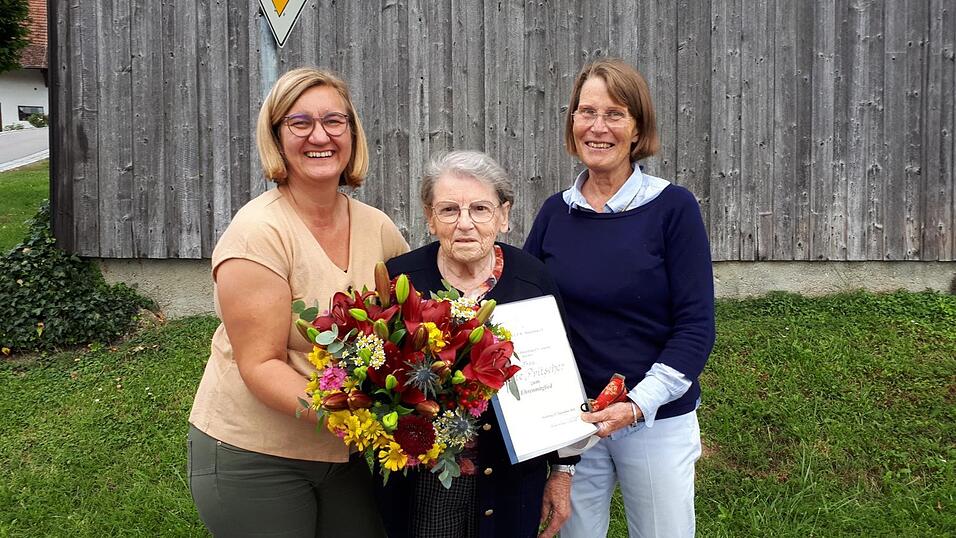 Die Ehrung von Lotte Pritscher durch die Vorsitzende Christine Reitinger (links) und Stellvertreterin Claudia Thun