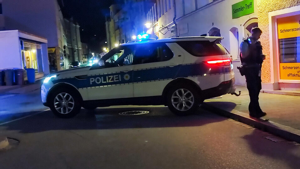 In Deggendorf war am Montagabend ein Gro&szlig;aufgebot an Einsatzkr&auml;ften vor Ort.